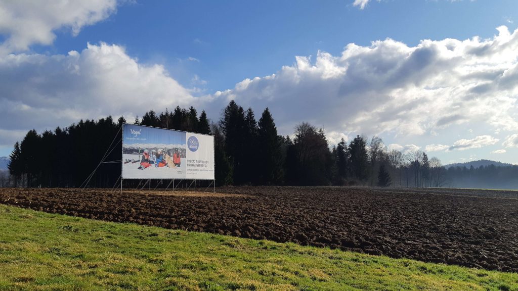 Oglasni pano na gozdnem robu.